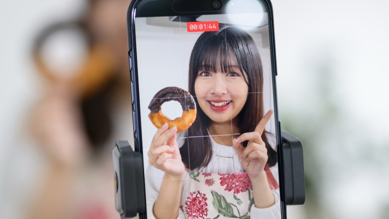 スマートフォンで動画を撮影する様子